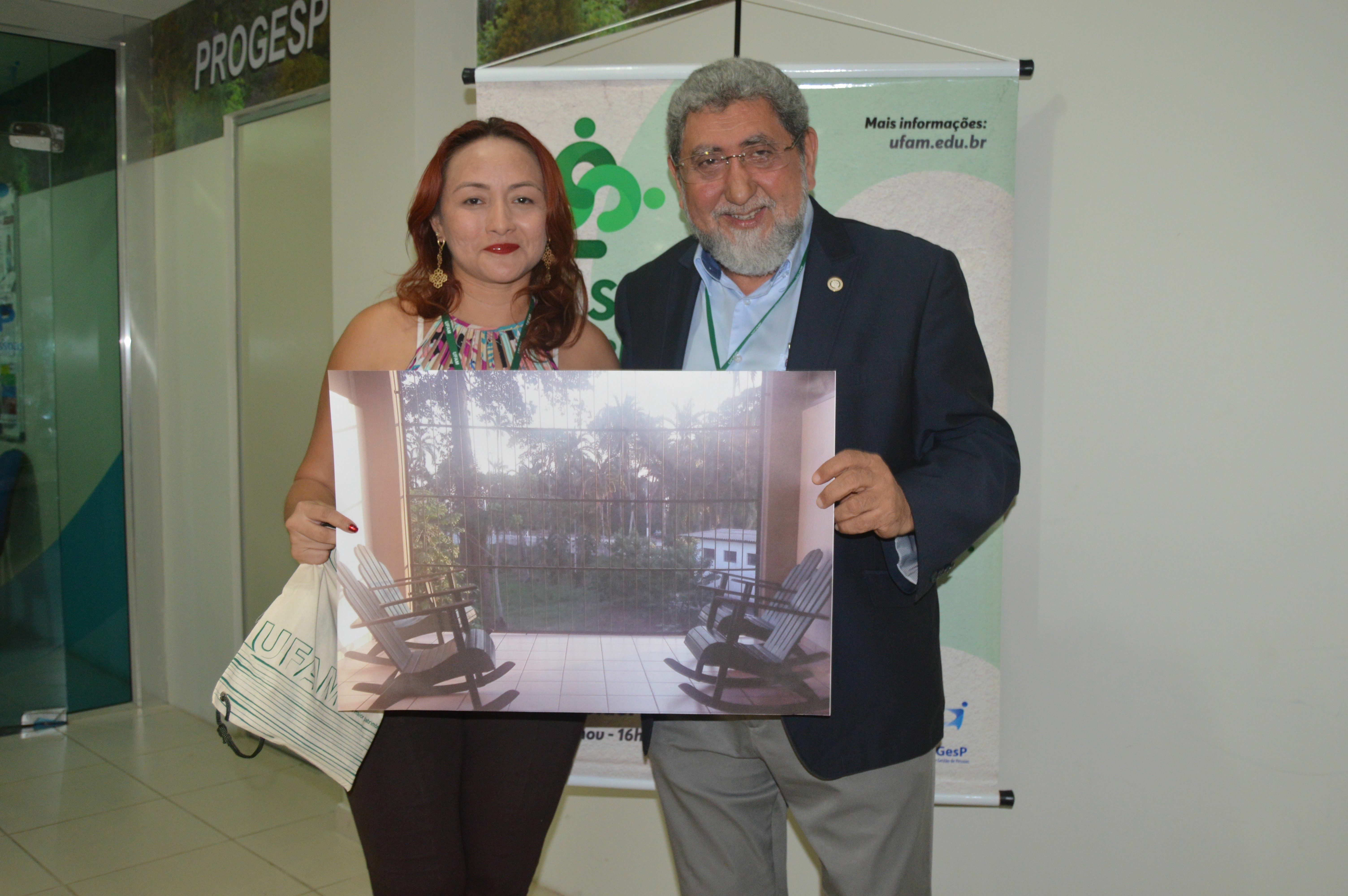 Pró-reitora Maria Vanusa representou a servidora de ISB Coari Priscila Cordeiro no concurso de fotografia